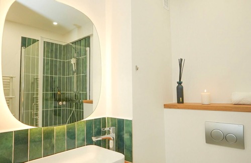 Republique Apartment | Romantic Suite with Spa & Private Parking