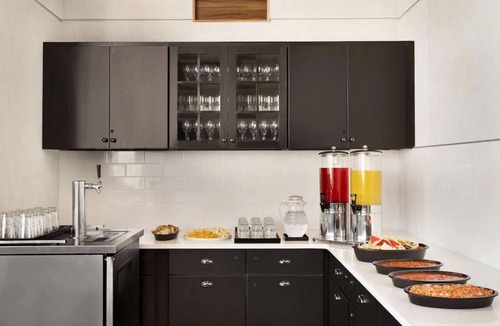 Spruce Hill Hotel | Romantic Suites with Free Breakfast, 3 Miles from Philly Center, Near UPenn!