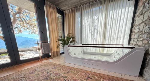 Cademario Apartment | ROMANTIC SUlTE WITH ITS OWN SPA AND OPEN VIEW TO LUGANO