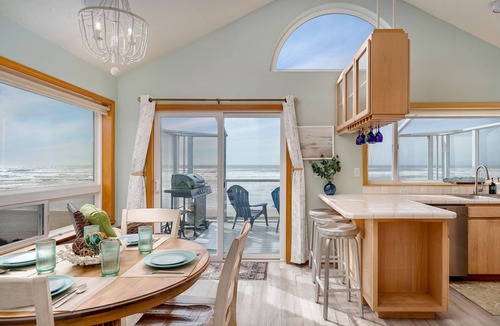 Oregon Coast Cottage | Romantic Sunset Beach Views, HotTub @pinpointstays