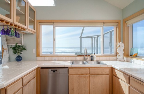 Oregon Coast Cottage | Romantic Sunset Beach Views, HotTub @pinpointstays