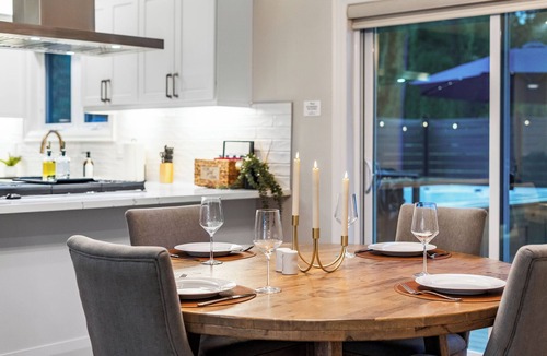 Niagara Falls House | Romantic Swim Spa for 2 | King Suite + Firepit |BBQ + Gazebo| Nature + Backyard