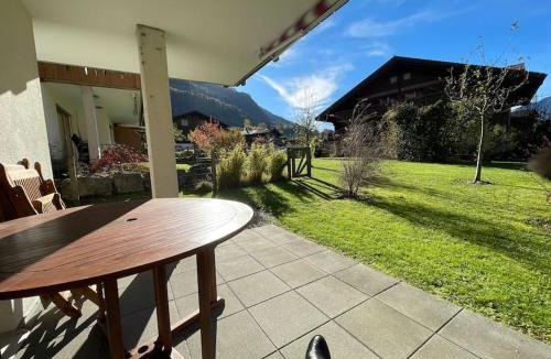 Iseltwald Apartment | Romantic Swiss Alp Iseltwald with Lake & Mountains
