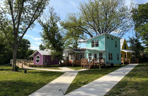 Cape Girardeau Resort | Romantic Tea Cottage with Deck and Nature