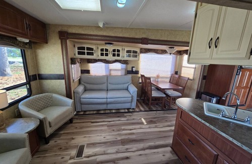 Peletier House | Romantic tiny getaway. Luxury RV, 3 miles to beach. 20 miles to Lejeune and Cherry Point