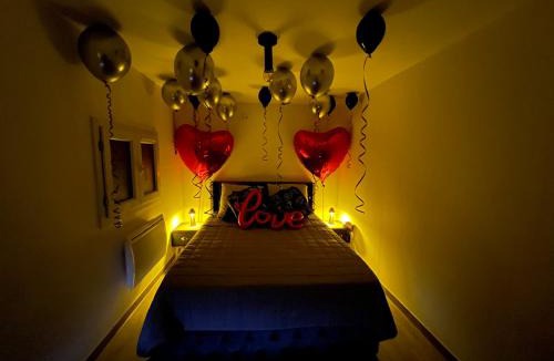 Lens Apartment | Romantic Tiny House Private Jacuzzi Cinema Netflix