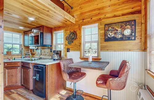 Harper Apartment | Romantic Tiny House w/Views in Harper!