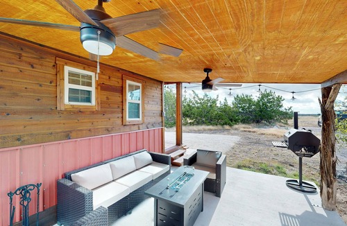 Harper Apartment | Romantic Tiny House w/Views in Harper!