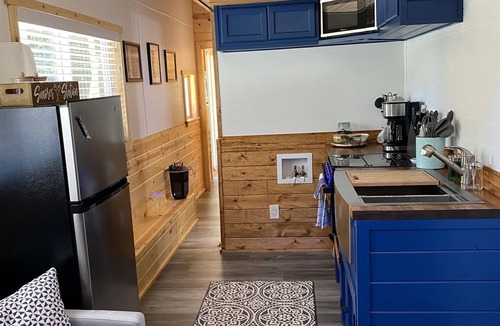 Kingston Cottage | Romantic Tiny Texoma Retreat w/Big Deck Energy