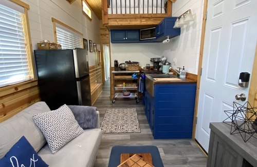 Kingston Cottage | Romantic Tiny Texoma Retreat w/Big Deck Energy