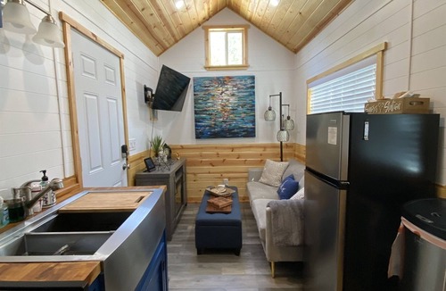 Kingston Cottage | Romantic Tiny Texoma Retreat w/Big Deck Energy