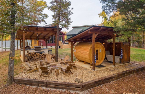 Baxter Cabin | Romantic Treehouse w/Sauna, Hot Tub, & Fire Pits!