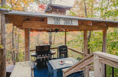 Baxter Cabin | Romantic Treehouse w/Sauna, Hot Tub, & Fire Pits!