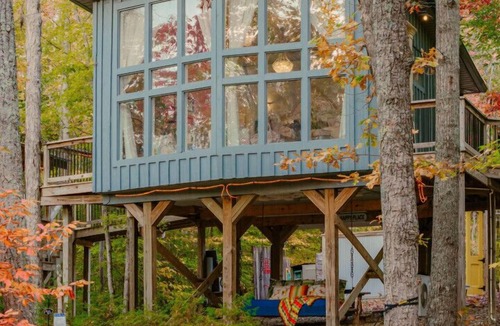 Baxter Cabin | Romantic Treehouse w/Sauna, Hot Tub, & Fire Pits!