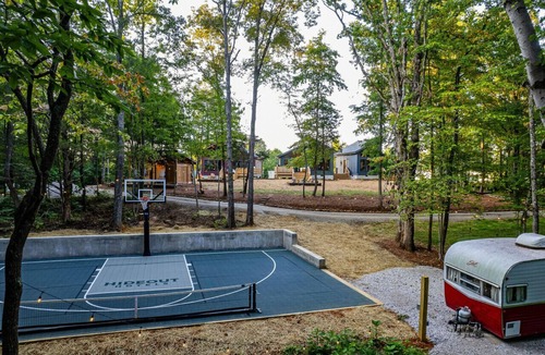 Baxter Cabin | Romantic Treehouse w/Sauna, Hot Tub, & Fire Pits!
