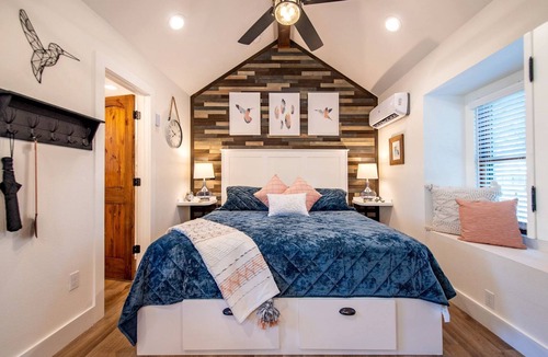 Elm Mott Cabin | Romantic Tree House for Texas Glamping in Elm Mott