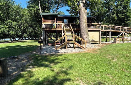 Logansport Cabin | Romantic Tree House for two!