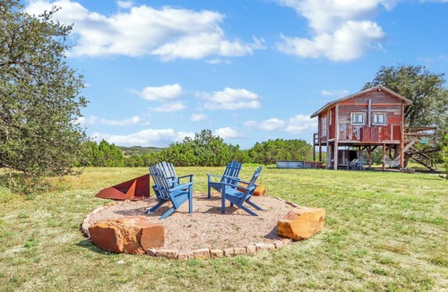 Lampasas Cabin | Romantic Treehouse Escape in Hill Country
