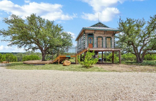 Lampasas Cabin | Romantic Treehouse Near Lake Buchanan