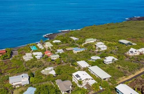 Kona Paradise House | Romantic Tropical Retreat, Walk 150 Yards to the Ocean!