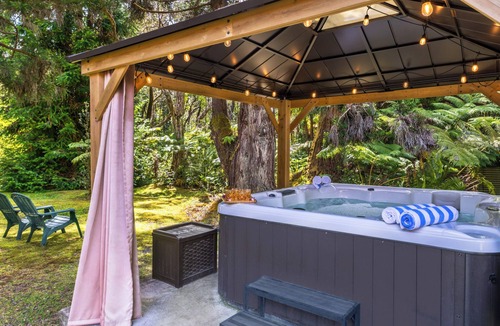 Volcano Cottage | Romantic Volcano Village Cottage