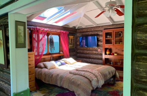 Kukuihaele House | Romantic waterfall cabin in the rain forest