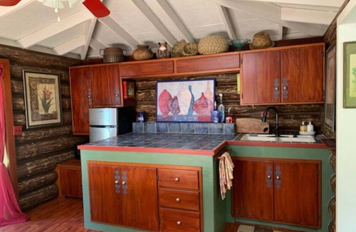 Kukuihaele House | Romantic waterfall cabin in the rain forest