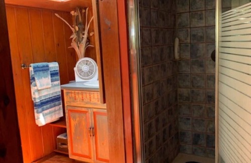 Kukuihaele House | Romantic waterfall cabin in the rain forest