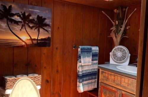 Kukuihaele House | Romantic waterfall cabin in the rain forest