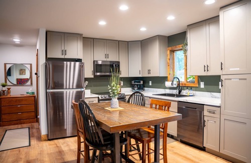 Matamoras Cabin | Romantic Waterfront Retreat