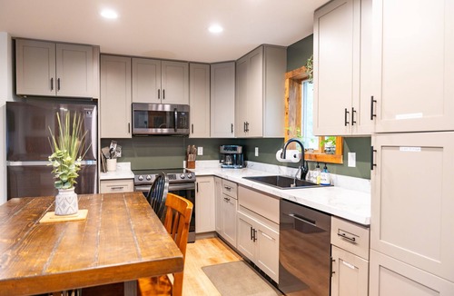 Matamoras Cabin | Romantic Waterfront Retreat