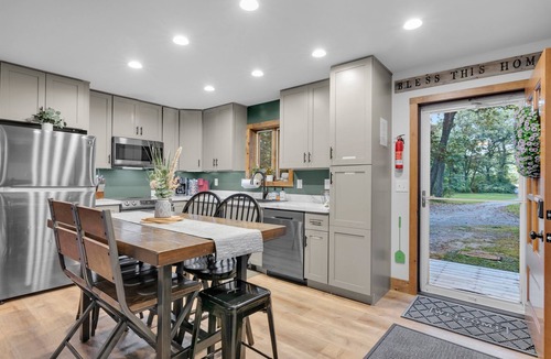 Matamoras Cabin | Romantic Waterfront Retreat