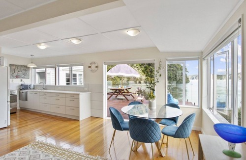 Russell Cottage | Romantic Waterfront - Russell - Fantastic Location