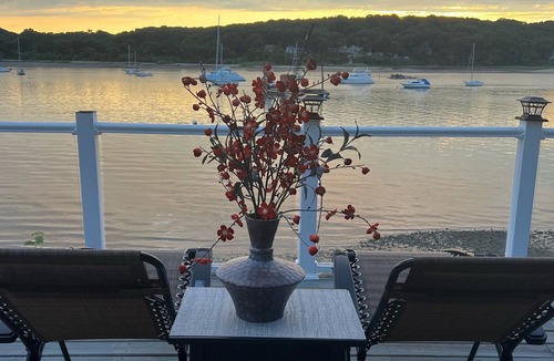 Northport Apartment | Romantic Waterfront Studio— 5 min from the Village Waterfront!!