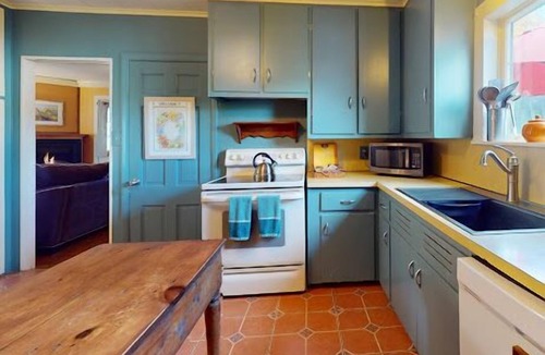Burdett House | Romantic Wine Country Retreat Spa-Hot Tub & Sauna