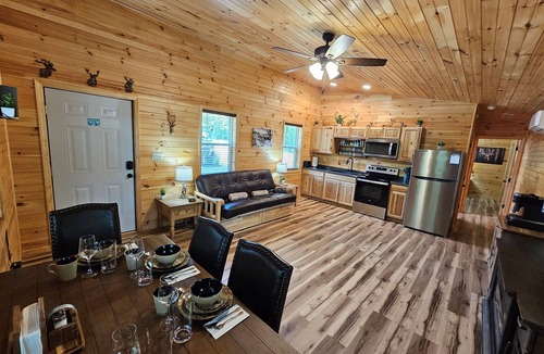 Almo Cabin | Romantic Woodland Retreat w/Hot Tub, Fire Table