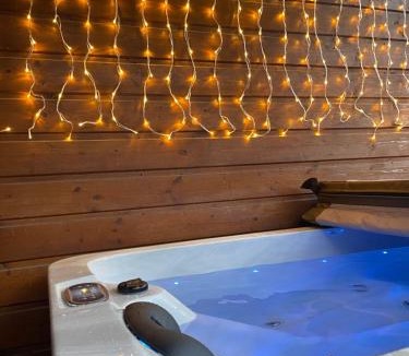 Arthon Ski Chalet | Romantique chalet avec sauna et jacuzzi extérieur