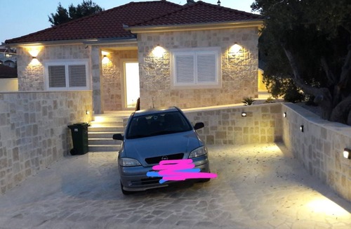 Kali Villa | Romantisches Steinhaus mit Whirlpool - 80m vom Strand Entfernt