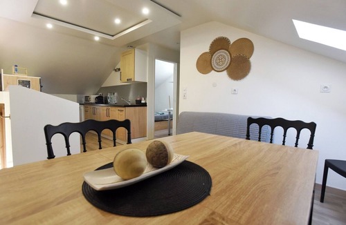 Caderousse Apartment | Romarins 7 guests Swimming pool Garden