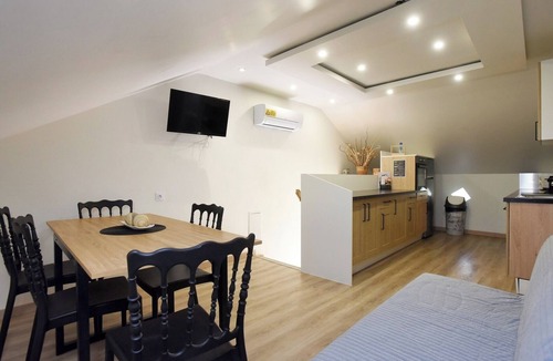 Caderousse Apartment | Romarins 7 guests Swimming pool Garden