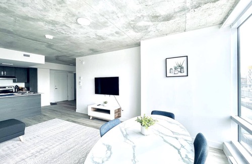 Cote-Des-Neiges—Notre-Dame-De-Grace Apartment | Romema *301* - Condo Luxe 2 bdr