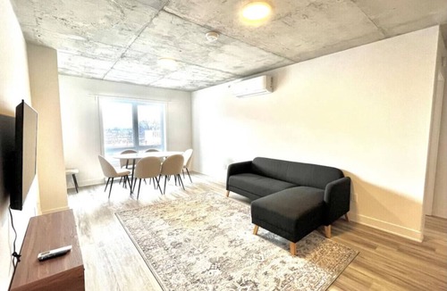 Cote-Des-Neiges—Notre-Dame-De-Grace Apartment | Romema *501* - Condo Luxe 2bdr