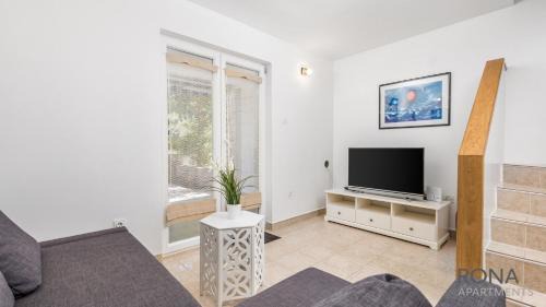 Kolanjski Gajac Apartment | Rona Apartment Flower 1 and Flower 2