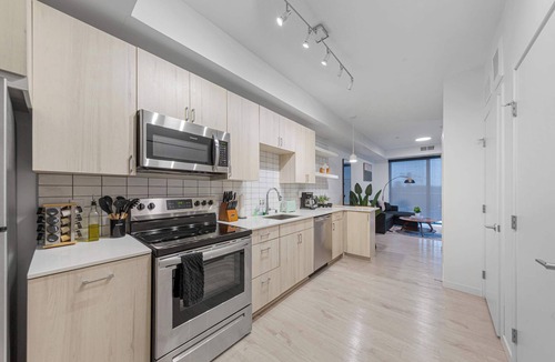 Uptown Apartment | Rooftop BBQ | City Views | Walk to Lakes