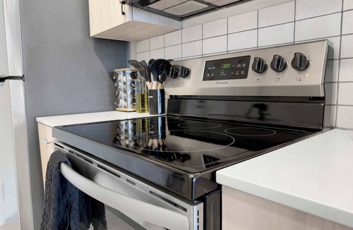 Uptown Apartment | Rooftop BBQ | City Views | Walk to Lakes