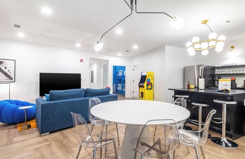 Historic Edgefield Apartment | Rooftop, Close to DT | Carter 4BR Suite w/Balcony