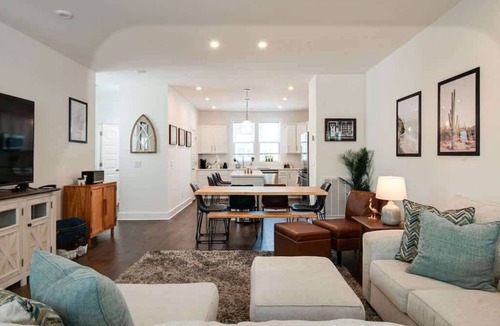 Madison Condo | Rooftop Creative Oasis – Close to Broadway