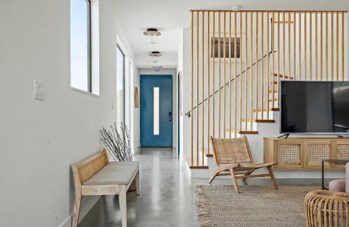 Holly Villa | Rooftop Deck, DT City Views, Modern Eastside Oasis