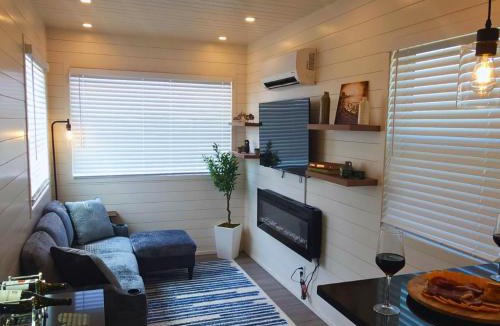 Fredericksburg House | Rooftop Deck & Pool on 20-Acre Wine Country Resort