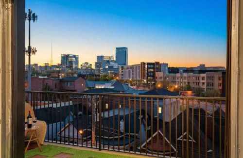 Rolling Mill Hill Apartment | Rooftop Deck & Skyline Views Downtown Penthouse